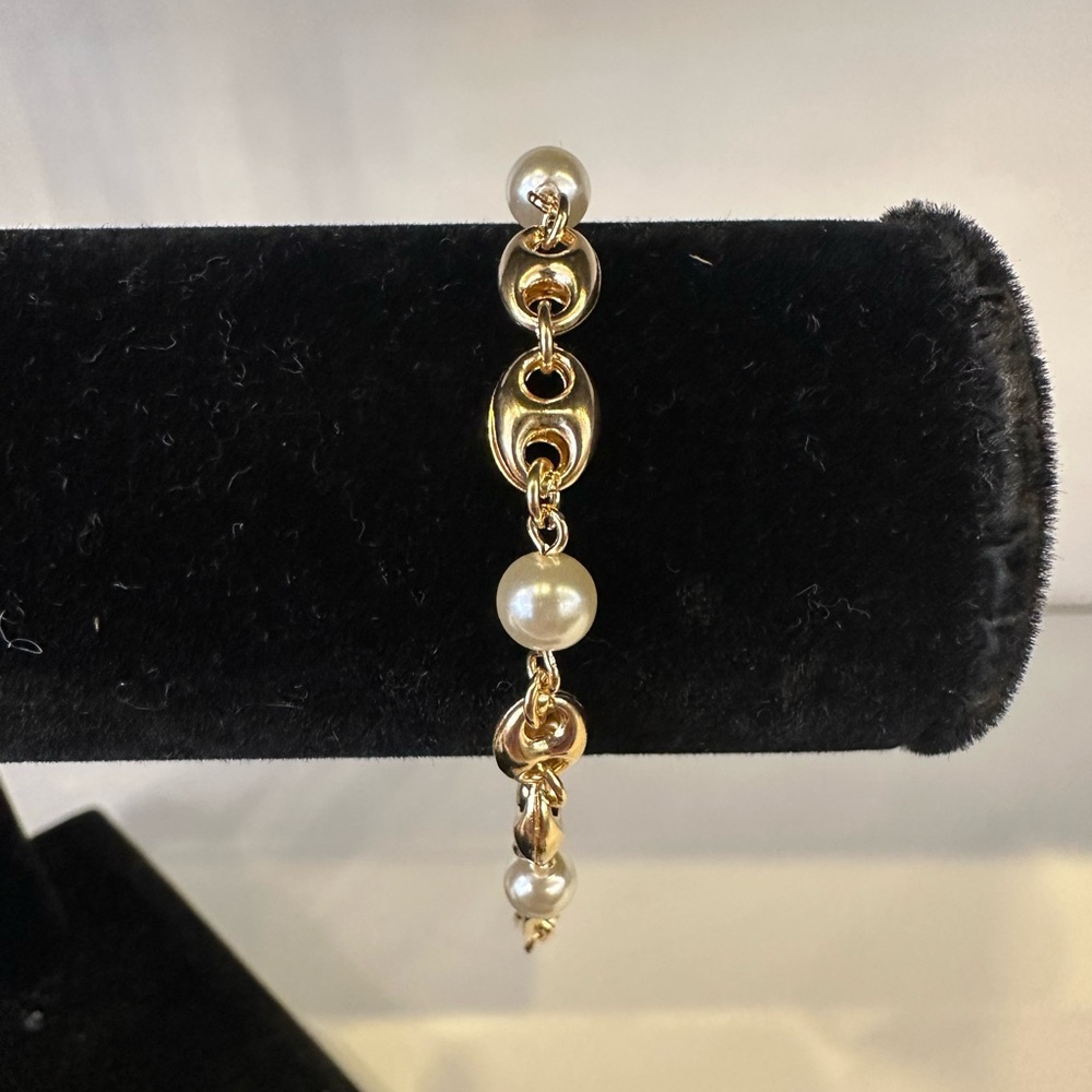 Gold Gucci Link and Pearl Bracelet